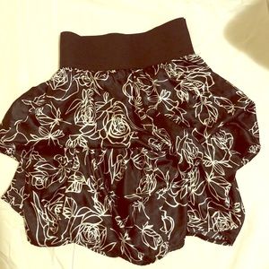 Silky black and white skirt with elastic waist